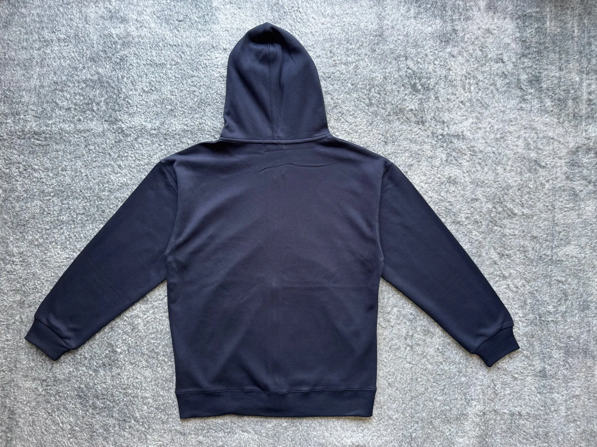 P186 Polo Ralph Lauren SS22 classic solid color logo embroidered long-sleeved hooded sweatshirt. This hooded zipper sweatshirt has outer seam design as the highlight. The details are interesting but not too high-profile. The black bottom is paired with a silver zipper. The overall look is low-key and neat, and the texture is very online. The version is relatively loose, making it very comfortable to wear. The style is more relaxed and does not pick on people or occasions. It looks very stylish when worn alone, and it’s totally OK when paired with a T-shirt. It is versatile when paired with jeans or khakis. It is casual and not sloppy. It can be easily used for commuting, parties and daily life. It is the kind of item that is often worn in the wardrobe but is reluctant to change. Color: Black Gray Navy Size Clothes length Shoulder width Bust Sleeve length Recommended weight S 69 56 54 54 115-130 M 71 59 57 55 130-155 L 73 62 60 56 155-175 XL 75 65 63 57 175-200